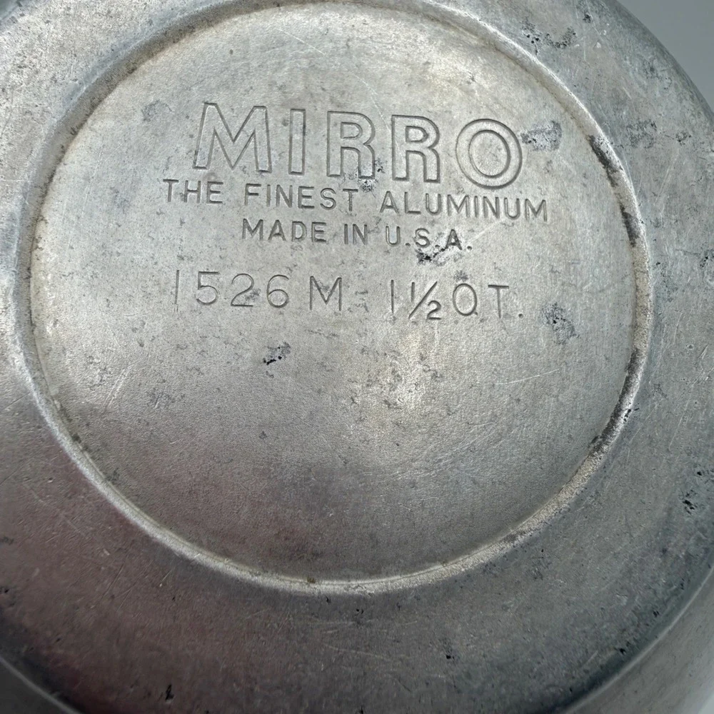 Vintage Mirro Aluminum Teapot Round‎ Silver Tone Tea Pot 1-1/2 qt. USA MCM